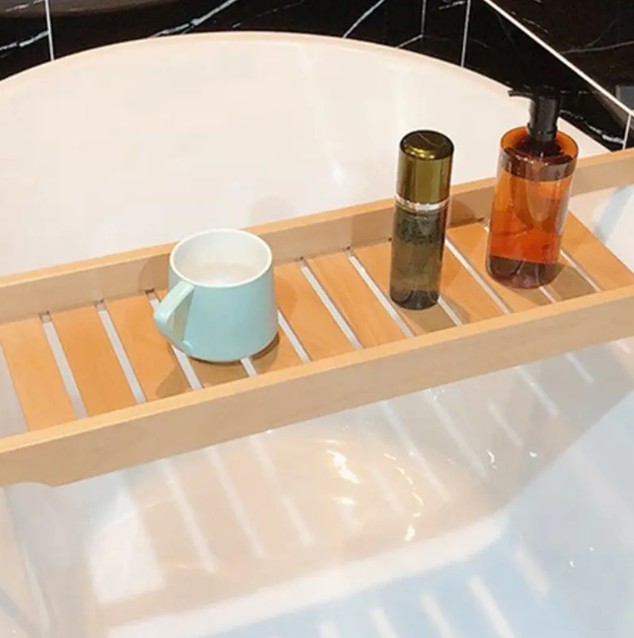 Vilken designfunktion i Bamboo Bathtub Rack är utformat för att förhindra att glida?